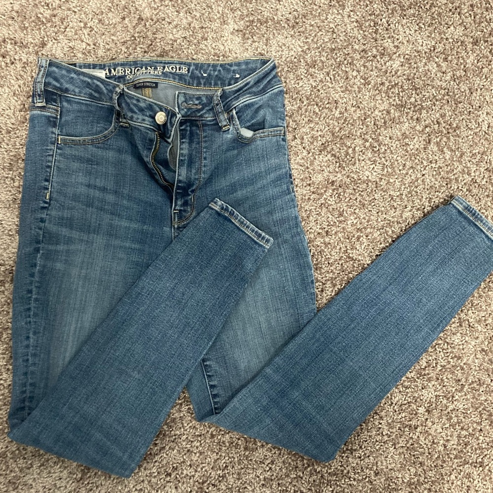 AMERICAN EAGLE SIZE 4 SHORT SKINNY JEANS